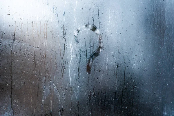 Das Fragezeichen auf dem nassen Fensterglas — Stockfoto
