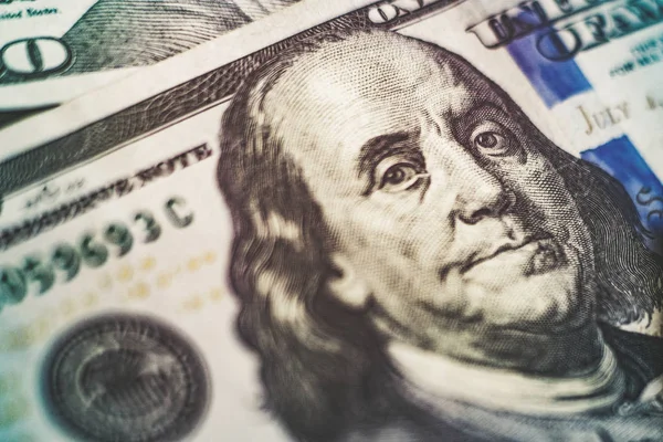 Macro primo piano del volto di Ben Franklin sulla banconota da 100 dollari. — Foto Stock