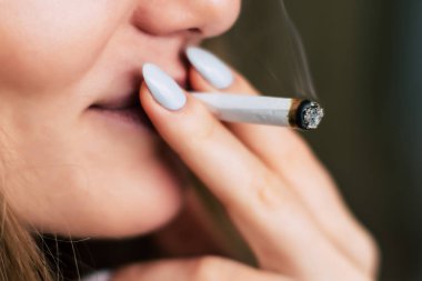 el A ortak bir esrar ot çekiyor. Siyah bir arka plan üzerinde duman. Tıbbi esrar kullanım ve yasallaştırma esrar kavramları.