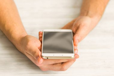 Smartphone kullanarak. Online ödeme plastik kart. Beyaz smartphone ekran akıllı telefon eller yakın çekim