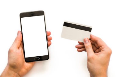 Online ödeme plastik kart. Yatay mockup. Bulanık, fotoğraf film efekti siyah bir smartphone dalga ve bir kredi kartı Closeup elinde el kredi kartı smartphone kullanarak tutan işadamı.