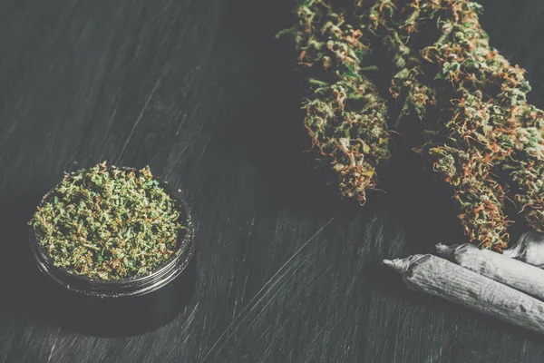 Macro de marihuana con tricomas y hierba triturada y junta enrollada Matting color vintage —  Fotos de Stock