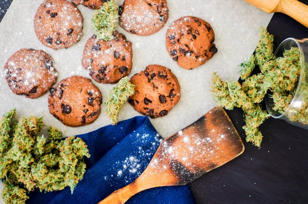 桌上有大麻和大麻芽的 viewcookies。用大麻药草烹调的概念。食品用医用大麻的治疗, 黑色背景顶部视图 — 图库照片