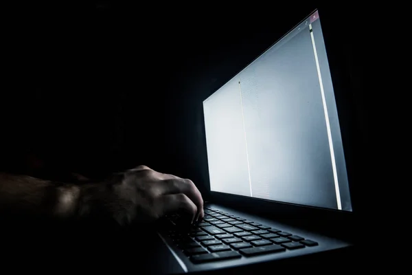 Hackeador ruso hackeando el servidor en la web oscura, Deep Web — Foto de Stock