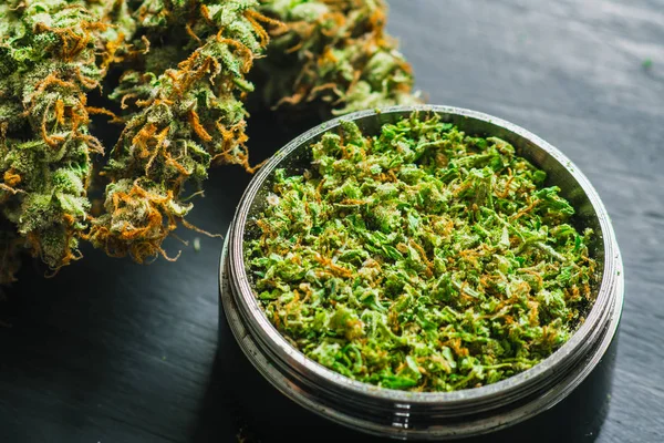 毛とマリファナの合法化の概念と医療目的の大麻の使用グラインダーで砕いた雑草マリファナのマクロ — ストック写真
