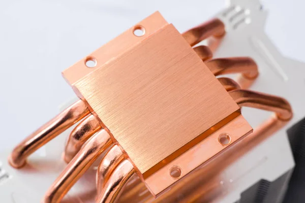 Concept of air cooling of the central processor of a computer Aluminum radiator with copper heat pipe close-up with beautiful bokeh — Stock Photo, Image