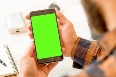 siyah smartphone için ödemeler plastik kart Online kompozisyon chroma anahtar chroma anahtar birleştirme el tutmak için yeşil ekran ile