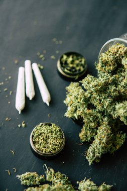 esrar esrar trichomes ve siyah tablo Insta ezilmiş OTA ile makro tomurcukları