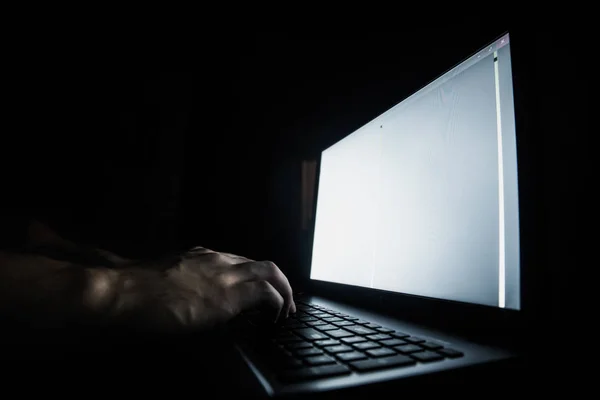 Hackeador ruso hackeando el servidor en la web oscura, Deep Web — Foto de Stock
