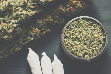 Makro esrar trichomes ve ezilmiş ot ve haddelenmiş ortak Örtüleme vintage renk ile