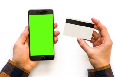 Online ödeme plastik kart. chroma anahtar kompozisyon Smartphone yatay mockup için yeşil ekran.