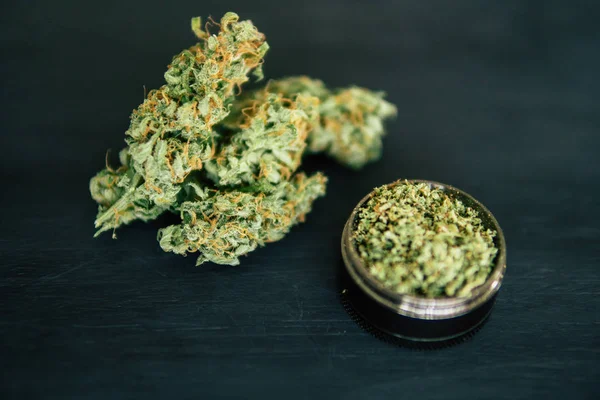 大麻芽マリファナ雑草と毛とグラインダーのマクロ — ストック写真