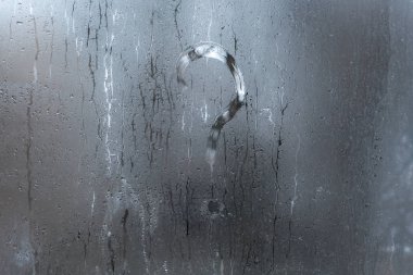 Terli cam - soru işareti üzerinde yazıt