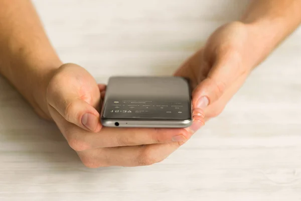 Teléfono del mercado en la cafetería Hombre usando el teléfono inteligente negro una pantalla táctil — Foto de Stock