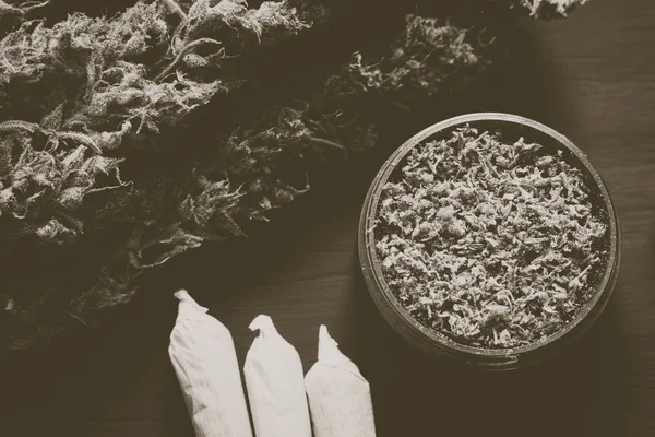 Makro von Marihuana mit Trichomen und zerkleinertem Unkraut und gerollten Joint vintage color — Stockfoto