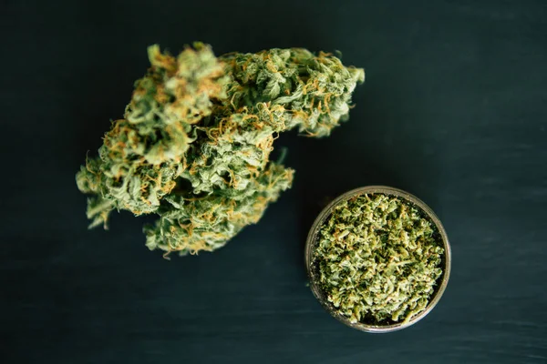 大麻芽マリファナ雑草と毛状突起上面とグラインダーのマクロ — ストック写真