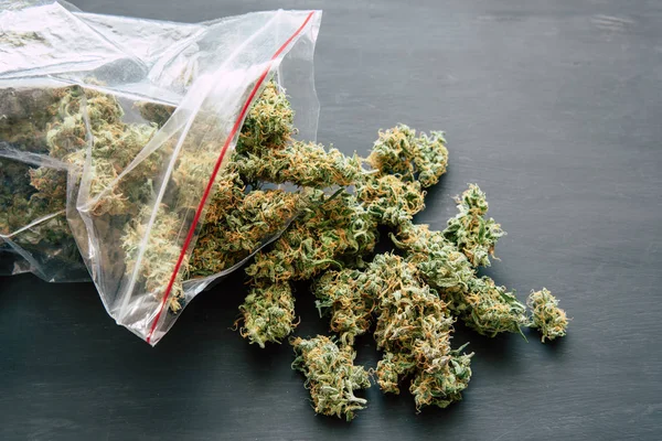 Wiegt Cannabisblüte Marihuana auf einer Waage Konzept der Legalisierung von Kräuterkraut — Stockfoto