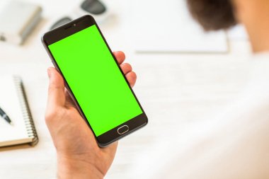 Adam bir smartphone için chroma anahtar Yarışması el holding siyah smartphone ile yeşil perde için chroma anahtar kompozisyon Online ödeme plastik kart ile yeşil ekran kullanır