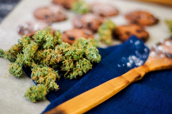 Kekse mit Cannabis und Knospen Marihuana auf dem Tisch. Konzept des Kochens mit Cannabiskraut. Behandlung von medizinischem Marihuana zur Verwendung in Lebensmitteln auf weißem Hintergrund — Stockfoto