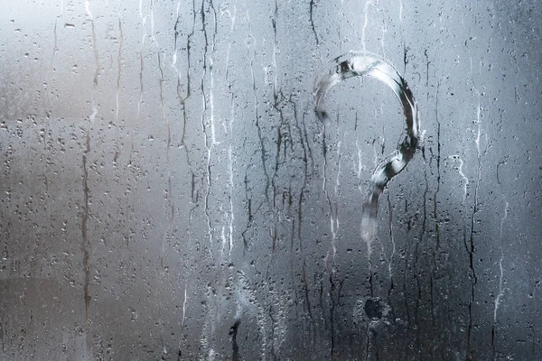 Herbstregen, die Inschrift auf dem verschwitzten Glas - Fragezeichen — Stockfoto