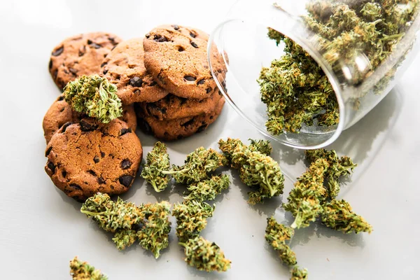 Ciasteczka z ziołem marihuany CBD. Leczenie marihuany medycznej do stosowania w żywności, białe tło. — Zdjęcie stockowe