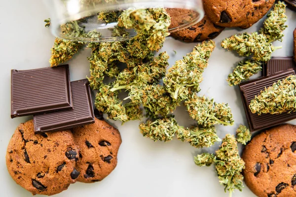 Biscotti con erba di cannabis CBD. Biscotti con cannabis e boccioli di marijuana sul tavolo . — Foto Stock
