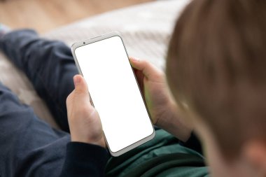 Model için telefon et, çocuğu tutuyor. Elinde beyaz perde olan akıllı bir telefon, çocuk. Akıllı telefon, elinde bir çocuğun maketi var. Üst görünümü kapat