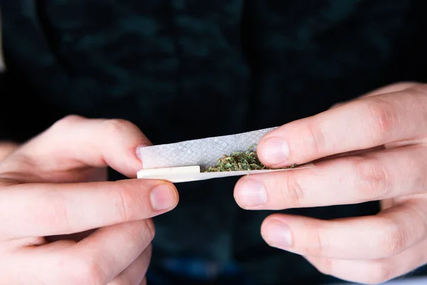 Narkotikapreparat Närbild Missbrukare Lyser Upp Marijuana Joint Med Lättare — Stockfoto