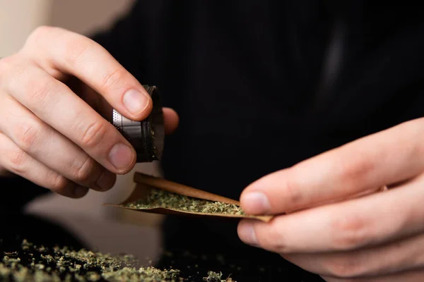 Sluit Marihuana Joint Met Aansteker Man Rolt Marihuana Cannabis Botweg — Stockfoto