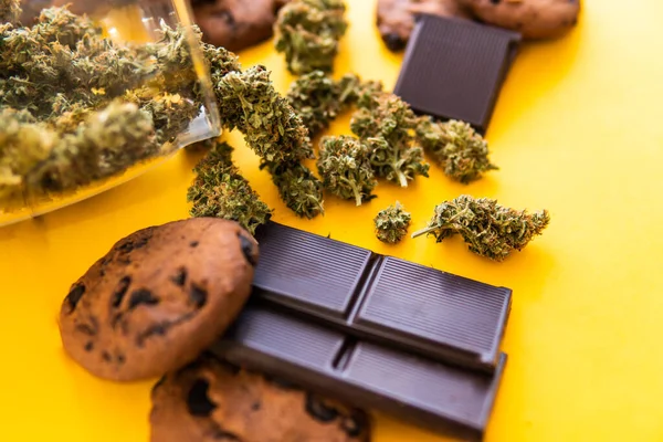 Cannabis Cbd Bylinková Čokoláda Sušenky Sušenky Čokoládu Trávou Marihuanou Stole — Stock fotografie
