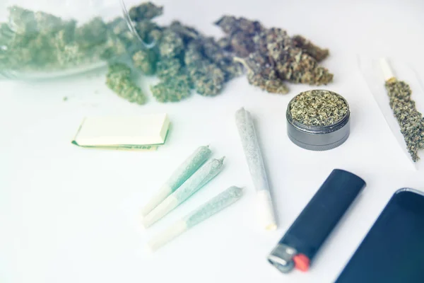 Amoladora Con Hierba Fresca Cerca Conjunta Con Marihuana Brotes Cannabis —  Fotos de Stock