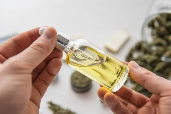 Fles Olie Cannabis Pipet Hand Hennepproduct Medicinale Marihuana Concept Cbd — Stockfoto