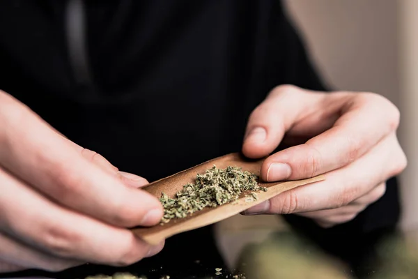 Närbild Marijuana Joint Med Tändare Man Rullar Marijuana Cannabis Trubbigt — Stockfoto