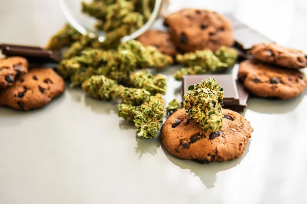 Galletas Con Cannabis Cogollos Marihuana Sobre Mesa Tratamiento Marihuana Medicinal —  Fotos de Stock