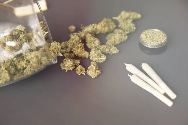 Botões Cannabis Mesa Preta Close Conjunto Com Erva Daninha Moedor — Fotografia de Stock