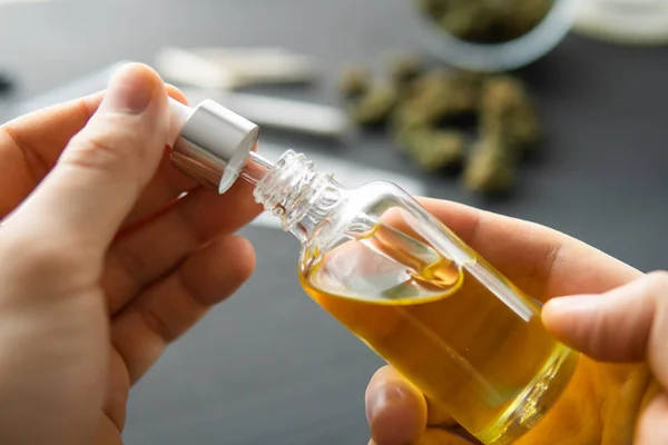 Handfles Wiet Olie Pipet Close Natuurlijk Kruid Medicinale Marihuana Concept — Stockfoto