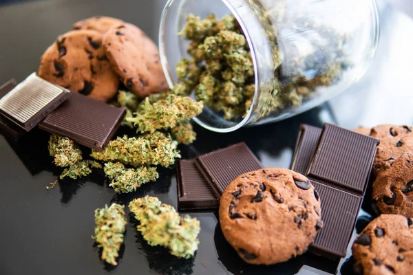 Tratamento Maconha Medicinal Para Uso Alimentos Fundo Preto Chocolate Biscoitos — Fotografia de Stock