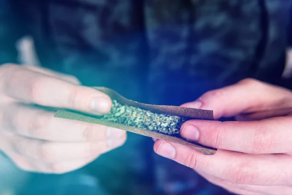 Närbild Narkotikapreparat Man Förbereder Och Rullar Marijuana Cannabis Trubbigt Närbild — Stockfoto