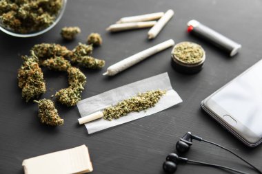 Esrarlı sarma ot, siyah masada esrar tomurcukları, taze marihuana ile öğütücü, yakın çekim.,