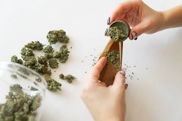 Vrouw Die Marihuana Maakt Rolt Marijuana Gebruik Concept Sluiten Van — Stockfoto