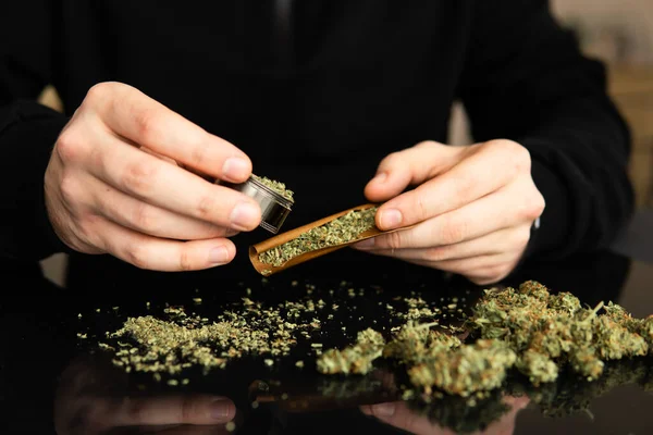 Homem Enrolar Uma Erva Maconha Perto Viciado Acender Marijuana Com — Fotografia de Stock