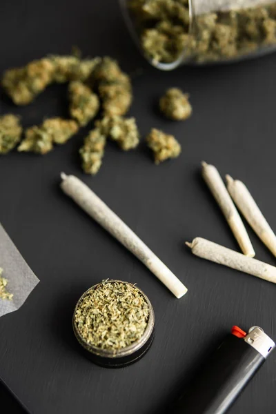 Cannabisknoppen Zwarte Tafel Molen Hand Met Verse Marihuana Close Verbinding — Stockfoto