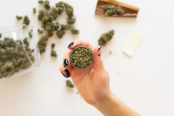 Femme Préparant Roulant Cannabis Joint Concept Consommation Marijuana Gros Plan — Photo