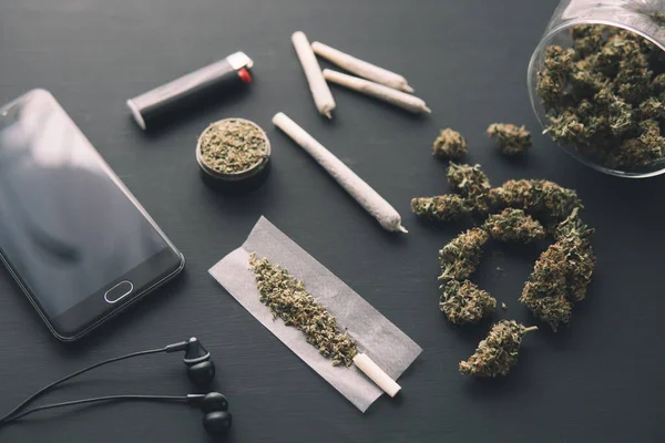 Csiszoló Kéz Kézben Friss Cannabis Közelről Marihuána Bimbók Fekete Asztalon — Stock Fotó