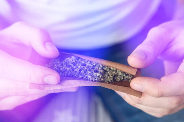 Marihuana Grinder Cannabiskonsum Konzept Großaufnahme Von Mann Der Einen Cannabis — Stockfoto