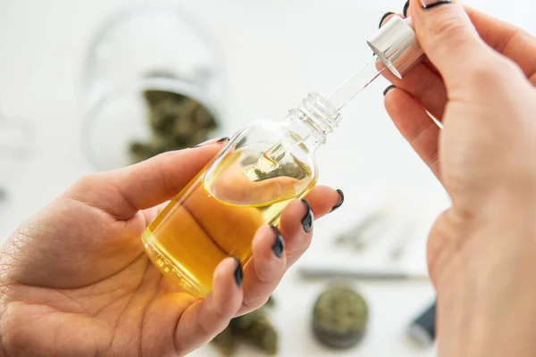 Medisch Hennep Concept Close Marihuana Extract Witte Achtergrond Olie Cannabis — Stockfoto