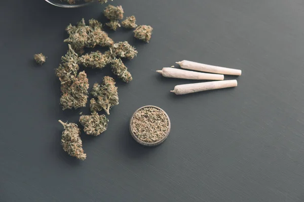 Junção Com Erva Daninha Botões Cannabis Mesa Preta Vista Superior — Fotografia de Stock