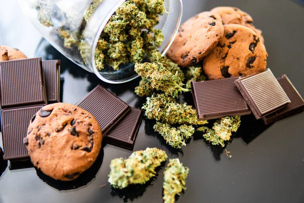 Csokoládé Süti Kannabisszal Marihuána Rügyekkel Asztalon Fogalom Cookie Csokoládé Kannabisz — Stock Fotó