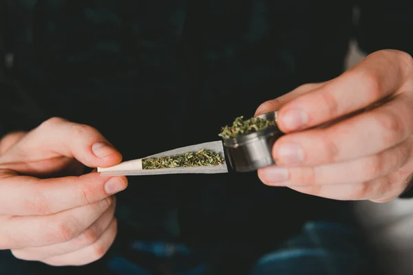 Perto Viciado Acender Marijuana Com Isqueiro Fecha Consumo Drogas Homem — Fotografia de Stock