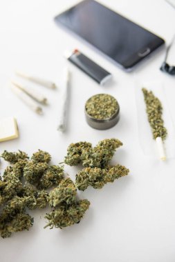 Taze otlu öğütücü, yakın plan, siyah masada esrar tomurcukları, marihuana ile esrar, dikey çekim